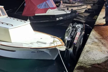 Zadar: Automobil s belgijskim registracijama noćas završio u moru kod Jazina