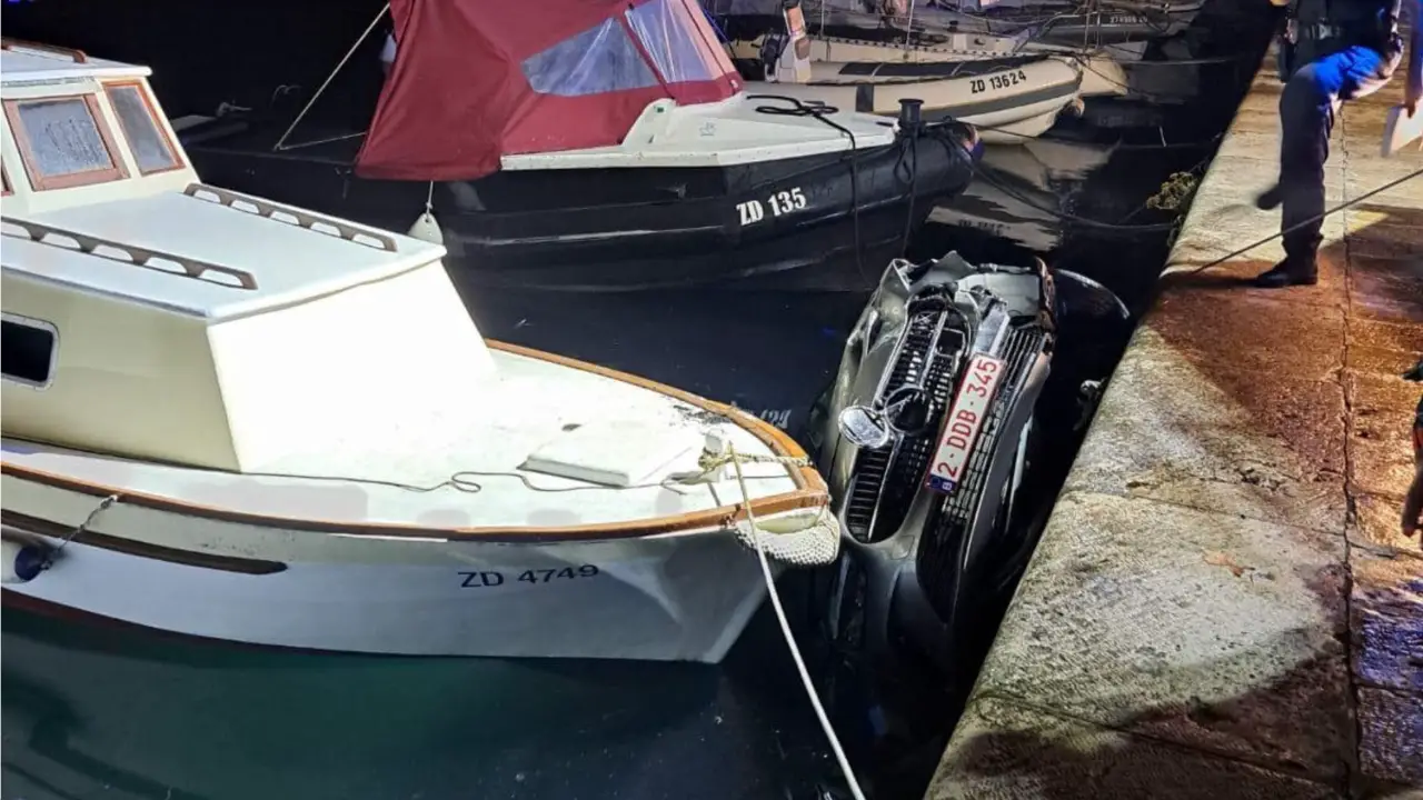 Zadar: Automobil s belgijskim registracijama noćas završio u moru kod Jazina
