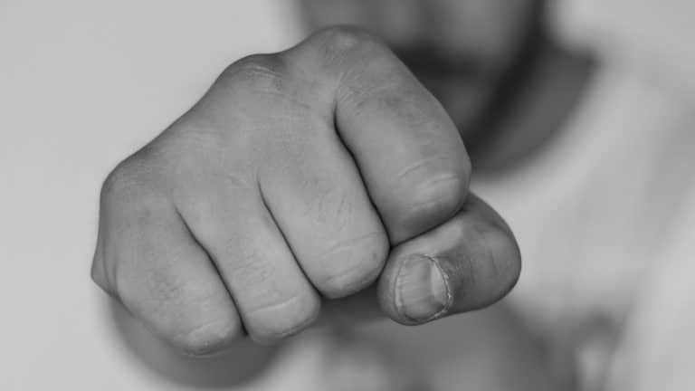 Muškovci: Fizički se sukobili 43-godišnjak i 23-godišnjak