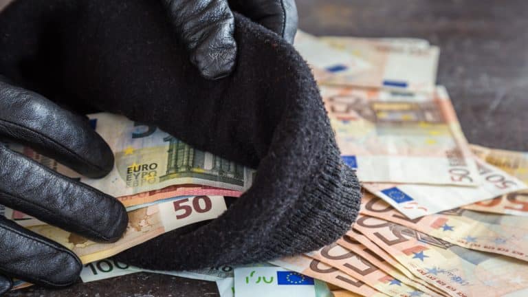 Šibenik: Nepoznata osoba provalila u trgovinu s kozmetičkim proizvodima