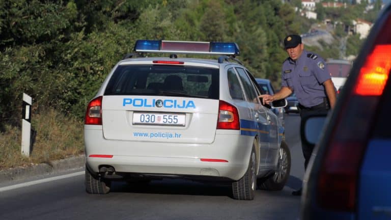 Policija iz prometa isključila dva 31-godišnjaka