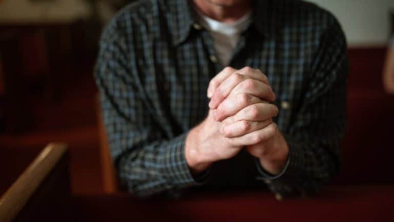 Muškarci ponovno u molitvi krunice na splitskom Peristilu