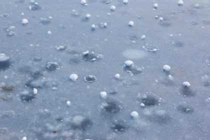 [VIDEO] Stigla zima u Dalmaciju: Zabijelio se dio obale, led usporio promet na magistrali
