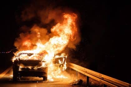Vozilo potpuno izgorjelo u požaru na makadamskom putu u Biogradu