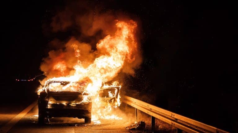 Vozilo potpuno izgorjelo u požaru na makadamskom putu u Biogradu