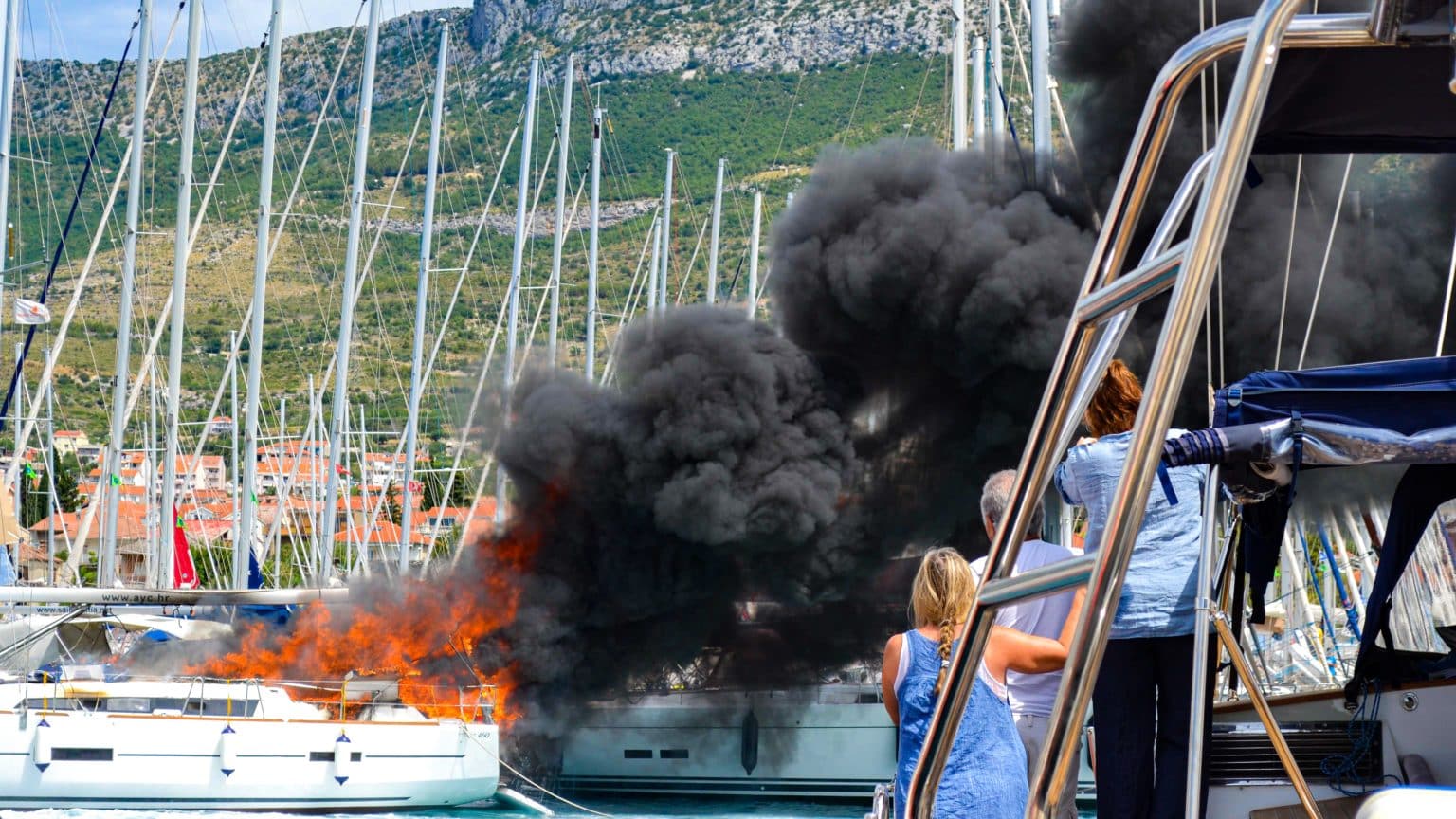 Veliki požar u luci u Pirovcu: Tehnički kvar na brodici uzrokovao štetu od 100,000 eura