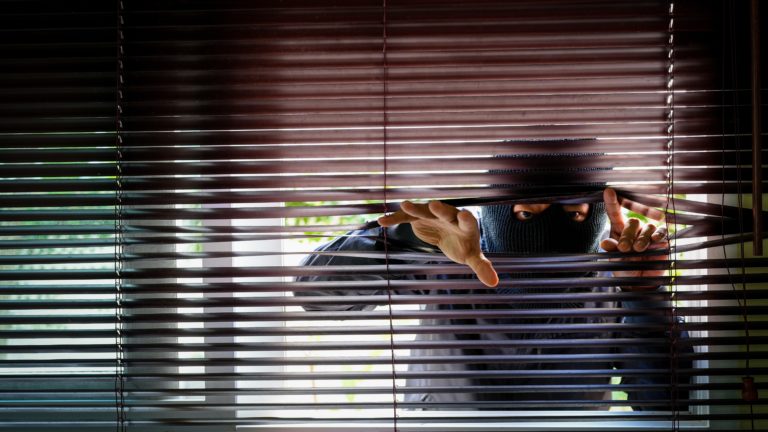 Uhićeni osumnjičeni za provalu u mobilne kućice u Živogošću