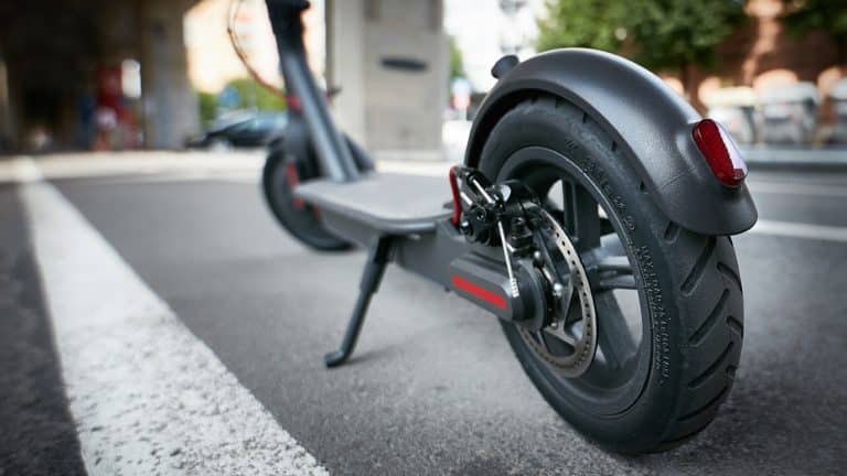 Uspješna akcija "Sigurno u prometu s romobilom": Policija podijelila kacige vozačima romobila