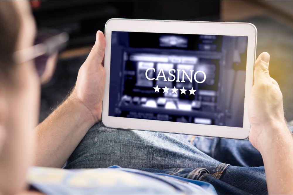 muškarac igra online casino igre na tabletu