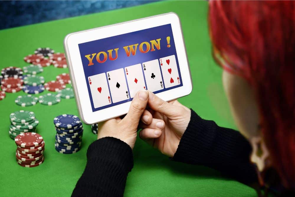 osoba igra poker putem tableta