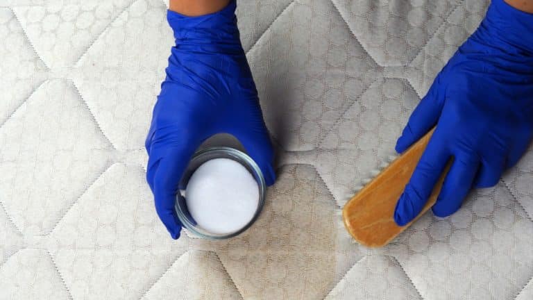 Kako očistiti mrlje na madracu? 15 najboljih načina