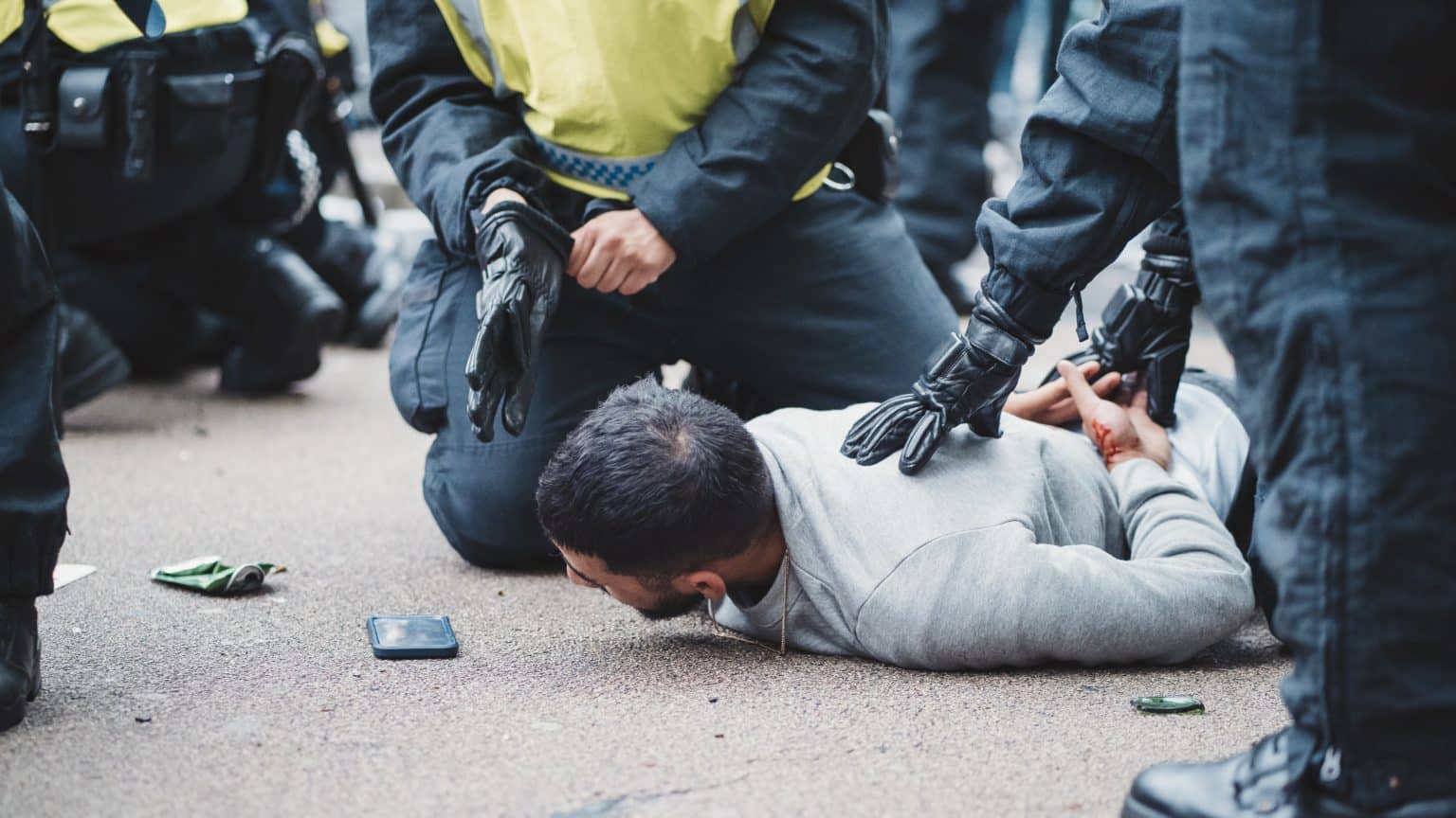 Sukobi i napadi na policiju u Pagu: Trojica muškaraca uhićena nakon incidenta na javnom okupljanju