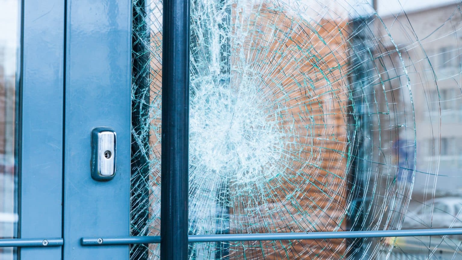 Vandalizam u Šibeniku: Muškarac oštetio ulazna vrata ugostiteljskog objekta