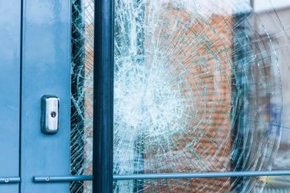 Vandalizam u Šibeniku: Muškarac oštetio ulazna vrata ugostiteljskog objekta