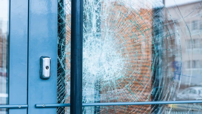 Vandalizam u Šibeniku: Muškarac oštetio ulazna vrata ugostiteljskog objekta