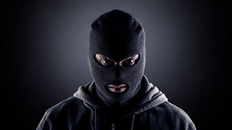 Maskirani napadač proljevao tekućinu na muškarca u Zadru