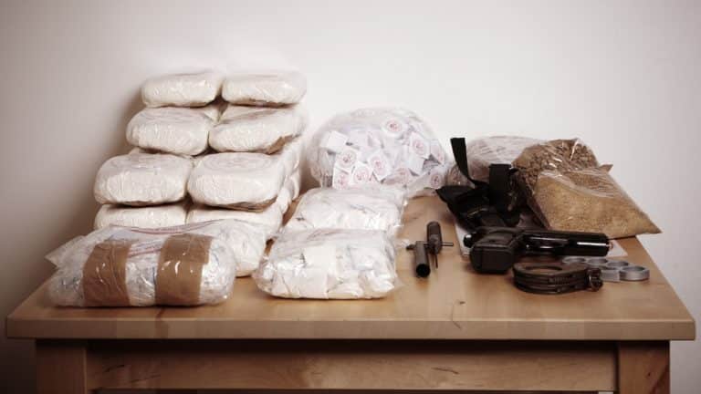 Maloljetnik u Biogradu zatečen s drogom i oružjem