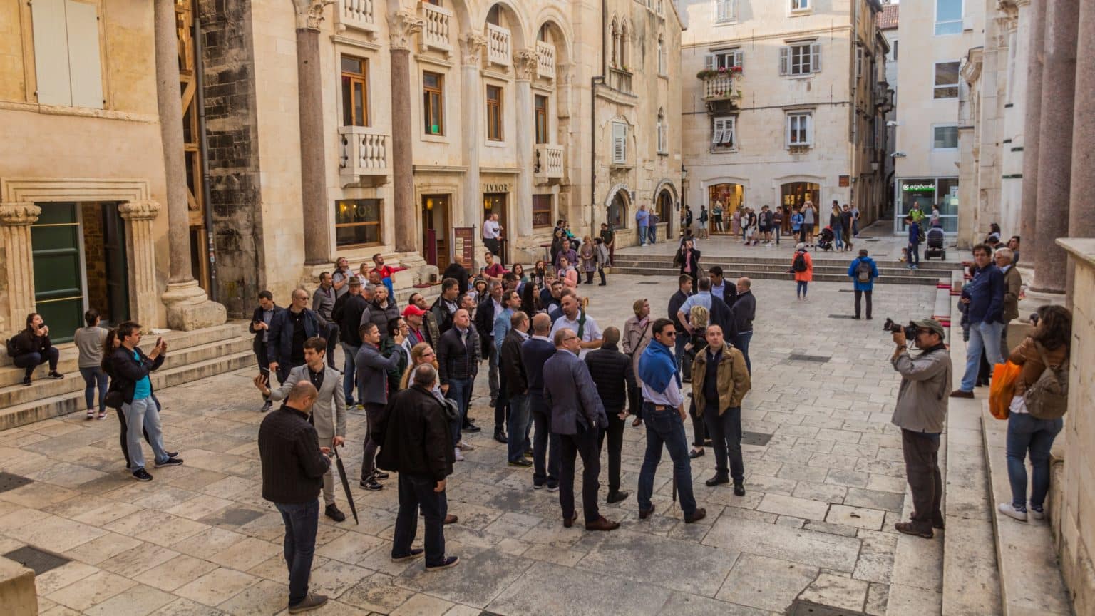 Performans Arijane Lekić Fridrih u znak podrške ženama pred moliteljima na Peristilu