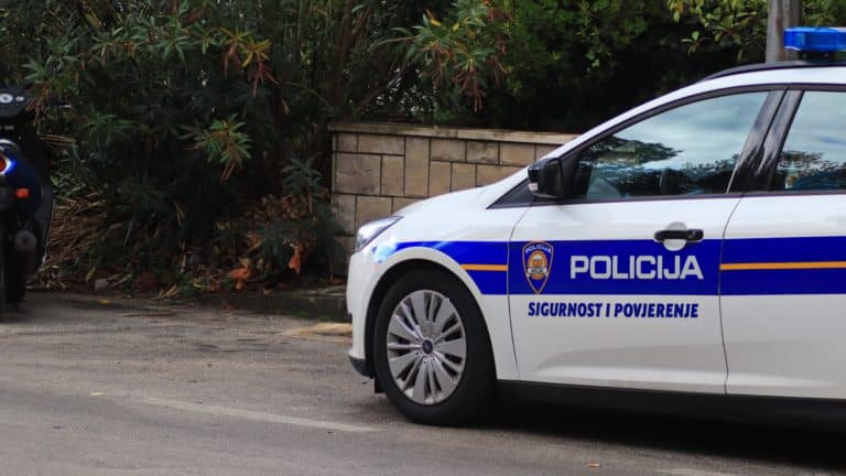 Trogir: 40-godišnjakinja i 27-godišnjak ukrali novac iz prodavaonice