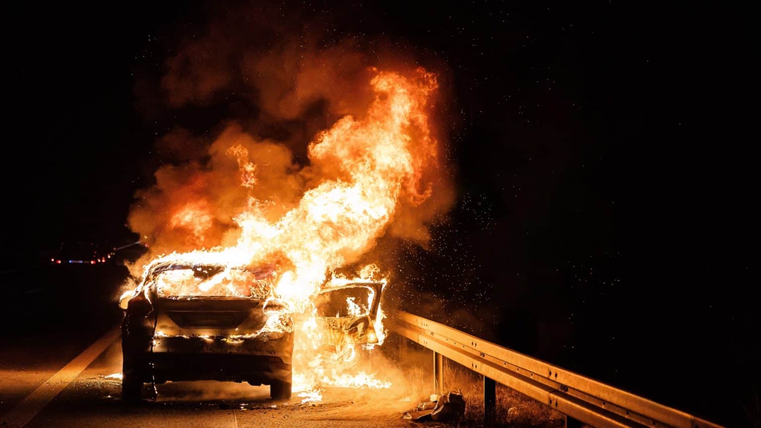 Split: Izbio požar na parkiranom osobnom vozilu, u tijeku očevid