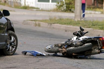 Tragična prometna nesreća u Omišu: Jedna osoba preminula, druga teško ozlijeđena