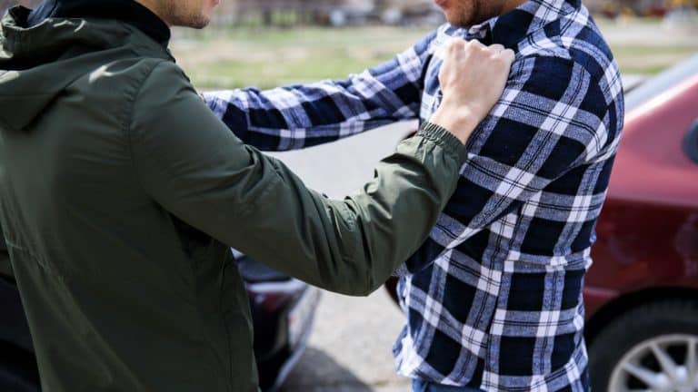 Pirovac: Muškarac ozbiljno prijetio i napao starijeg vozača