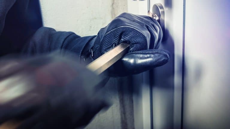 Maloljetnik u Zadru provalio u trgovinu i otuđio robu