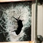 Vandalizam u Drnišu: Razbijena vrata trgovine, šteta 200 eura