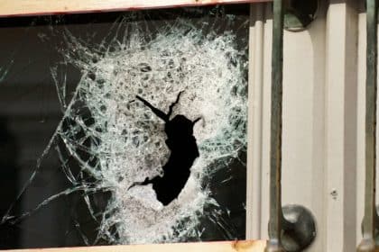 Vandalizam u Drnišu: Razbijena vrata trgovine, šteta 200 eura
