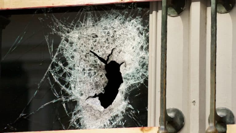 Vandalizam u Drnišu: Razbijena vrata trgovine, šteta 200 eura