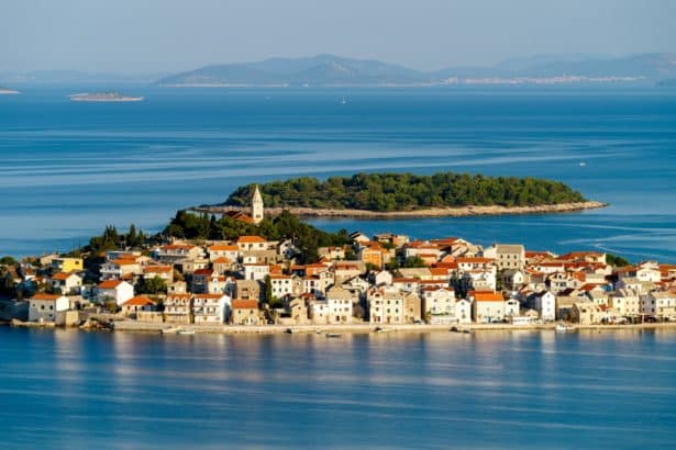na slici je gradić Primošten