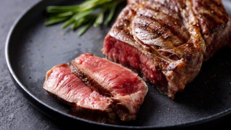 Kako ispeći sočan biftek? Donosimo 7 kulinarskih trikova