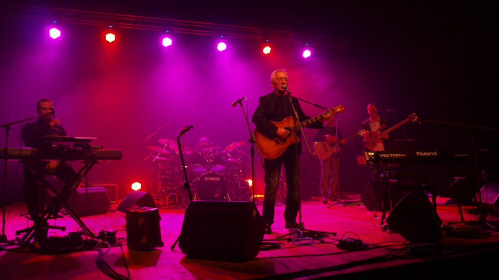 Oliver Dragojević na koncertu s gitarom