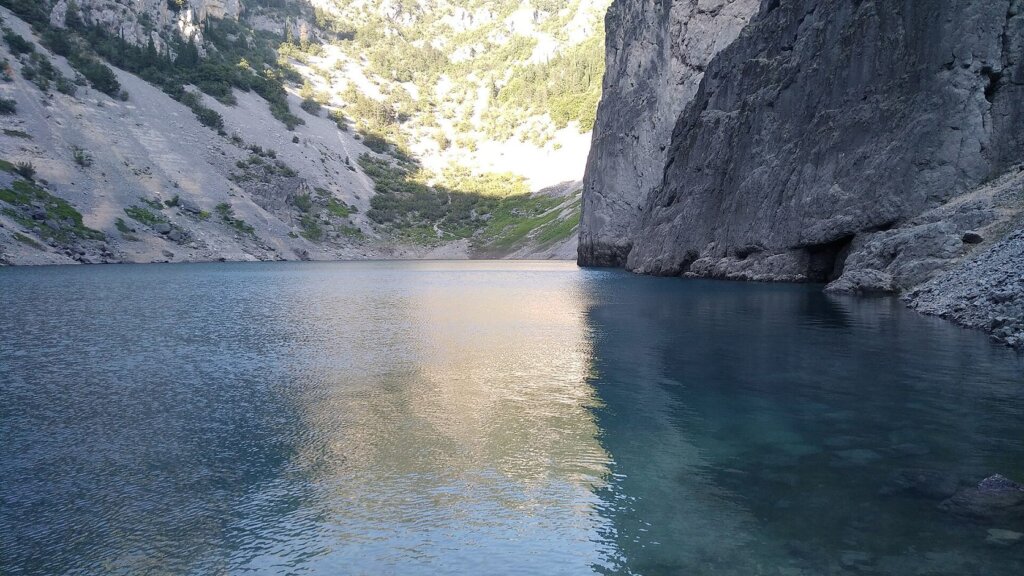 Imotski se može pohvaliti krasnim Modrim jezerom